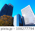 青空の高層ビル群 108277794