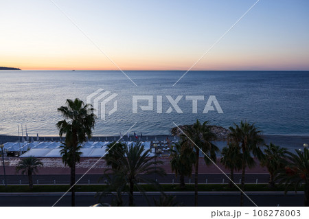 フランス、ニースの早朝の海の景色 108278003