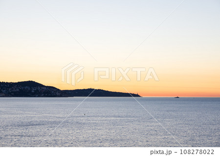 フランス、ニースの早朝の海の景色 108278022