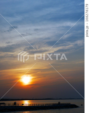 夕日の沈む海と散歩 108278179