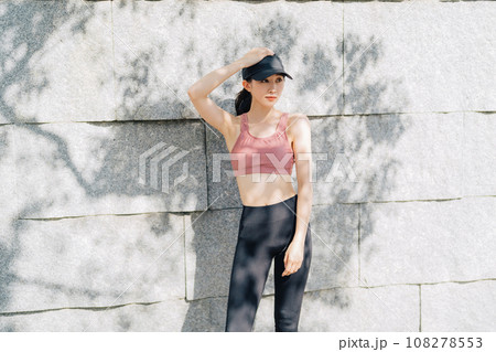 スポーツファッションの女性 108278553
