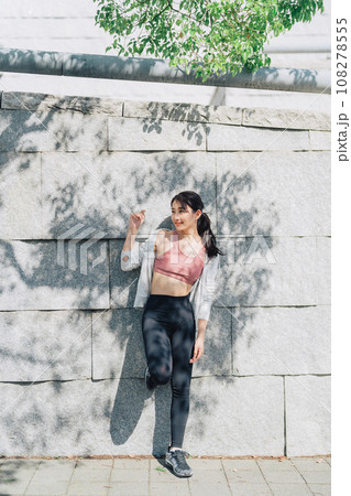 スポーツファッションの女性 108278555