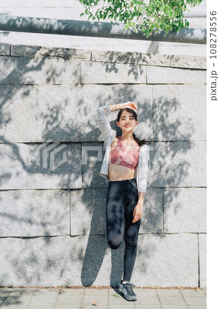 スポーツファッションの女性 108278556