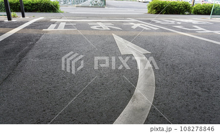 止まれの道路標識 108278846