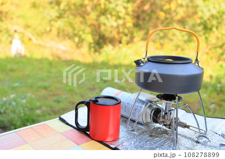 アウトドアでお湯を沸かす 108278899
