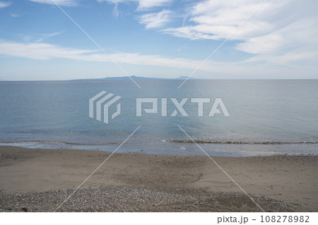 北海道の野付半島から見える北方領土の国後島 北海道の野付半島から見える北方領土の国後島 108278982