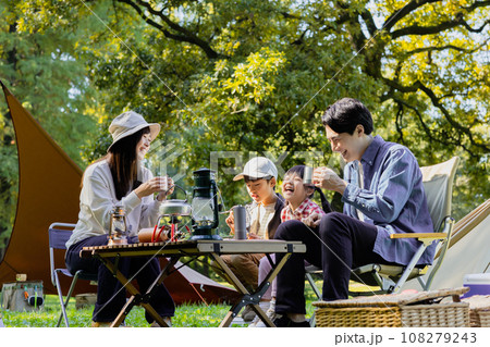 キャンプを楽しむ家族 キャンプを楽しむ家族 108279243