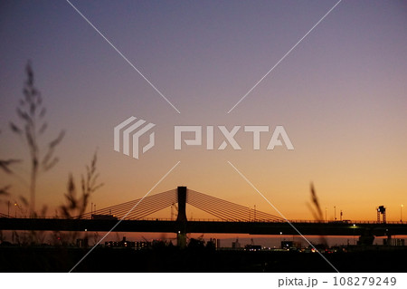夕陽に染まる赤とんぼ橋 夕陽に染まる赤とんぼ橋 108279249