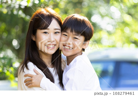 笑顔のママと子供 笑顔のママと子供 108279461