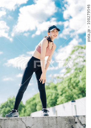 スポーツファッションの女性 スポーツファッションの女性 108279546