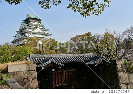 西の丸庭園から見える大阪城と北仕切門 108279547
