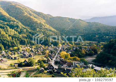 紅葉の飛騨高山・世界遺産白川郷の合掌造り 108279597