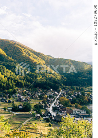 紅葉の飛騨高山・世界遺産白川郷の合掌造り 紅葉の飛騨高山・世界遺産白川郷の合掌造り 108279600
