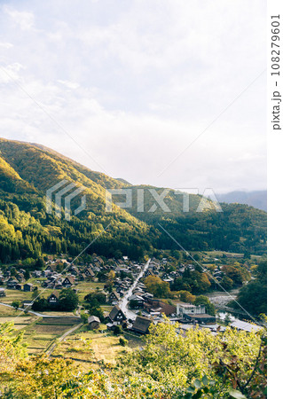 紅葉の飛騨高山・世界遺産白川郷の合掌造り 紅葉の飛騨高山・世界遺産白川郷の合掌造り 108279601