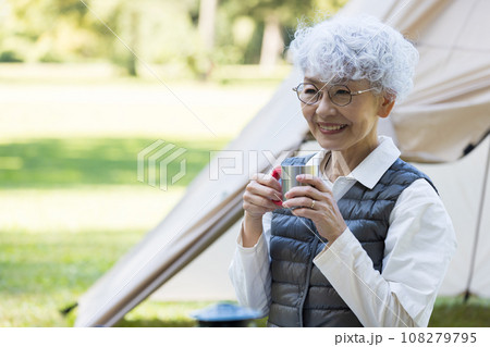 キャンプを楽しむ可愛い女性 108279795