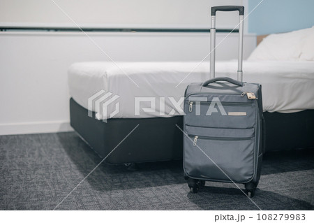 ホテルのダブルサイズのベッドルームと旅行用キャリーケース ホテルのダブルサイズのベッドルームと旅行用キャリーケース 108279983