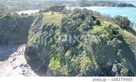 Coffs Harbourの海と海岸を海から見たドローン映像 Coffs Harbourの海と海岸を海から見たドローン映像 108279985