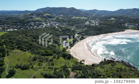 Coffs Harbourの海岸と町を海から見たドローン映像 Coffs Harbourの海岸と町を海から見たドローン映像 108279986