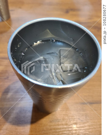 キンキンに冷えた水 108280677