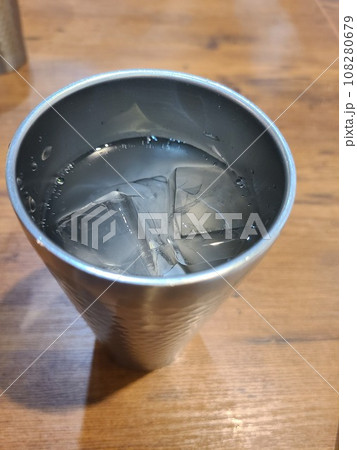 キンキンに冷えた水 108280679