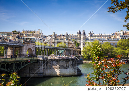 Pont de Bir-Hakeim and subway, Paris, France Pont de Bir-Hakeim and subway, Paris, France 108280707