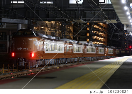 【JR西日本】夜の273系(JR神戸線:摩耶駅) 【JR西日本】夜の273系(JR神戸線:摩耶駅) 108280824