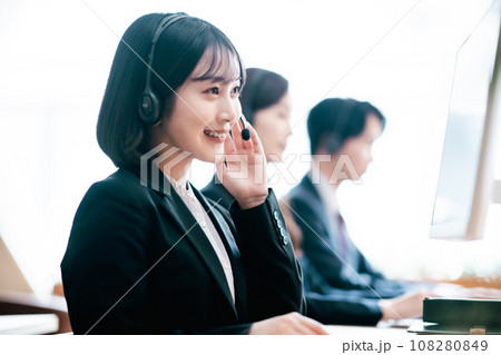 サポート・ヘルプデスクで働く若い女性 108280849
