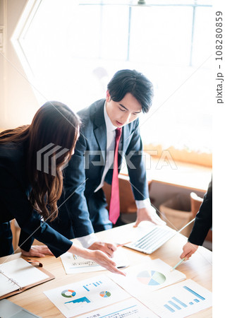 会議室で熱心に打ち合わせをするビジネスチーム 108280859