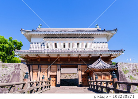 鶴丸城 （鹿児島城） の 御楼門 が 復元【 鹿児島 の 風景 】＊被写体の敷地外である公道から撮影 108280871