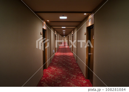 誰もいない暗く奥に向かうホテルの廊下 108281084