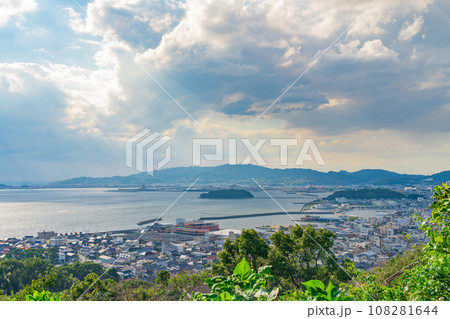 蒲郡の街並み、弘法山展望台からの眺め〈愛知県蒲郡市〉 蒲郡の街並み、弘法山展望台からの眺め〈愛知県蒲郡市〉 108281644