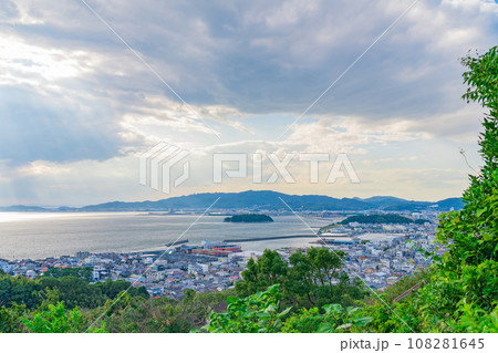 蒲郡の街並み、弘法山展望台からの眺め〈愛知県蒲郡市〉 108281645