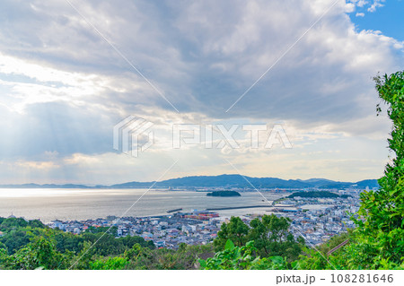 蒲郡の街並み、弘法山展望台からの眺め〈愛知県蒲郡市〉 108281646