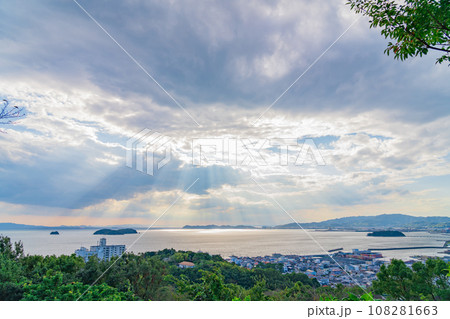 蒲郡の街並み、弘法山展望台からの眺め〈愛知県蒲郡市〉 108281663