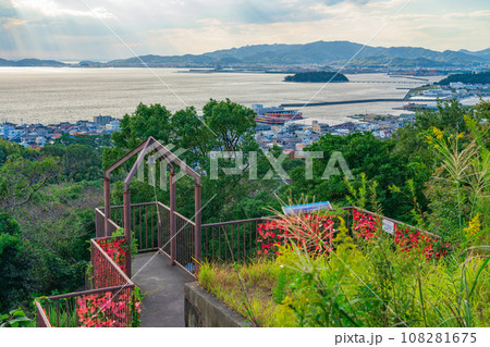 蒲郡の街並み、弘法山展望台からの眺め〈愛知県蒲郡市〉 108281675