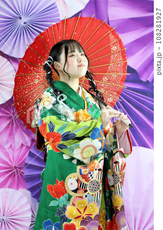 成人振袖撮影、可愛いヘアセット緑の着物の日本人女性 成人振袖撮影、可愛いヘアセット緑の着物の日本人女性 108281927