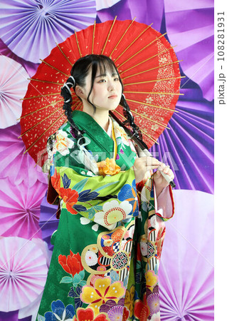 成人振袖撮影、可愛いヘアセット緑の着物の日本人女性 成人振袖撮影、可愛いヘアセット緑の着物の日本人女性 108281931