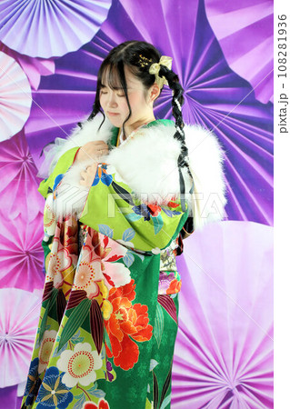 成人振袖撮影、可愛いヘアセット緑の着物の日本人女性 成人振袖撮影、可愛いヘアセット緑の着物の日本人女性 108281936
