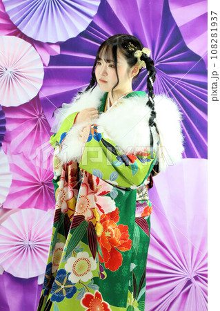 成人振袖撮影、可愛いヘアセット緑の着物の日本人女性 108281937