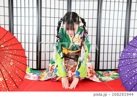 成人振袖撮影、可愛いヘアセット緑の着物の日本人女性 成人振袖撮影、可愛いヘアセット緑の着物の日本人女性 108281944