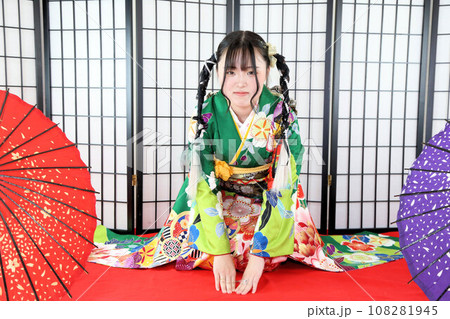 成人振袖撮影、可愛いヘアセット緑の着物の日本人女性 成人振袖撮影、可愛いヘアセット緑の着物の日本人女性 108281945
