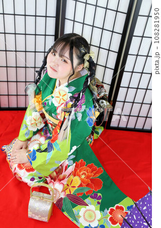 成人振袖撮影、可愛いヘアセット緑の着物の日本人女性 成人振袖撮影、可愛いヘアセット緑の着物の日本人女性 108281950