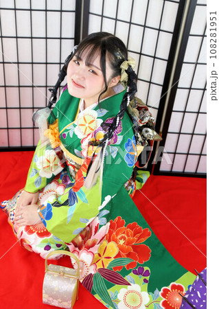成人振袖撮影、可愛いヘアセット緑の着物の日本人女性 108281951