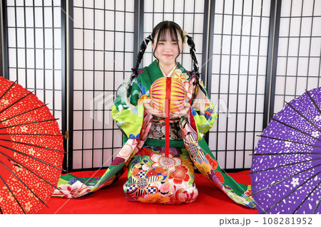 成人振袖撮影、可愛いヘアセット緑の着物の日本人女性 108281952