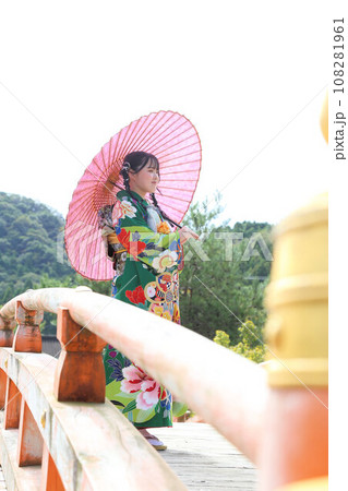 成人振袖撮影、可愛いヘアセット緑の着物の日本人女性 成人振袖撮影、可愛いヘアセット緑の着物の日本人女性 108281961