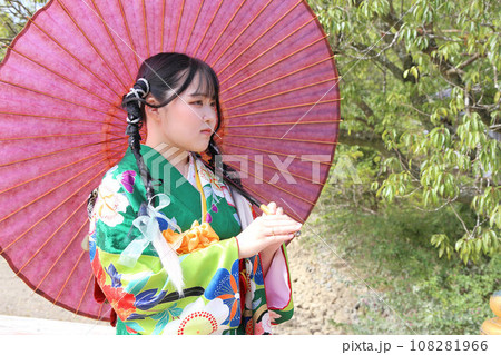 成人振袖撮影、可愛いヘアセット緑の着物の日本人女性 成人振袖撮影、可愛いヘアセット緑の着物の日本人女性 108281966