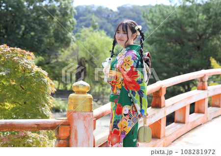 成人振袖撮影、可愛いヘアセット緑の着物の日本人女性 成人振袖撮影、可愛いヘアセット緑の着物の日本人女性 108281972