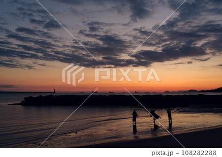 夕焼けの海岸で遊ぶ女子達 夕焼けの海岸で遊ぶ女子達 108282288