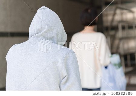 不審者に狙われる女性 108282289