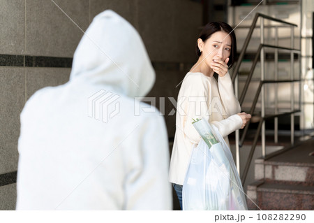 不審者に狙われる女性 不審者に狙われる女性 108282290